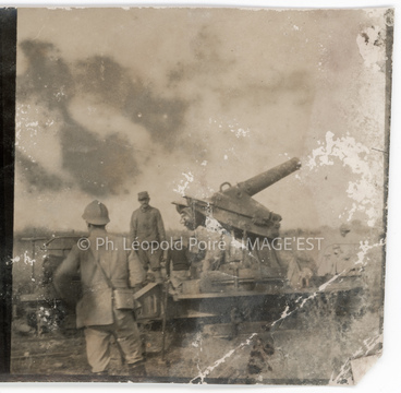 Soldats français près d'un canon